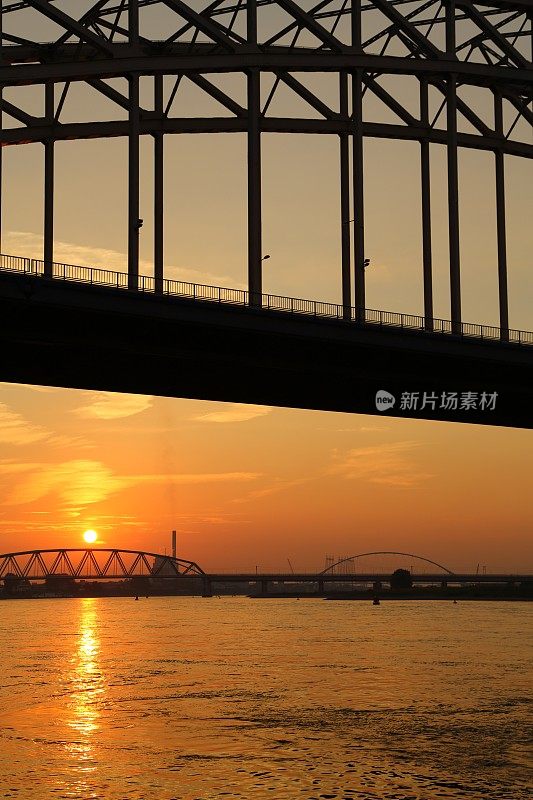 夕阳下的奈梅亨公路桥