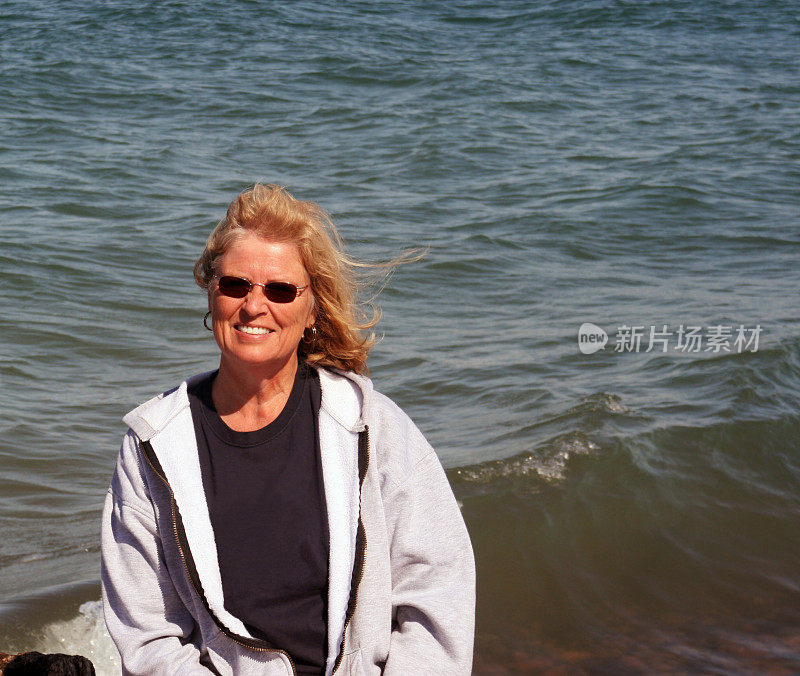 中年妇女在密歇根湖。