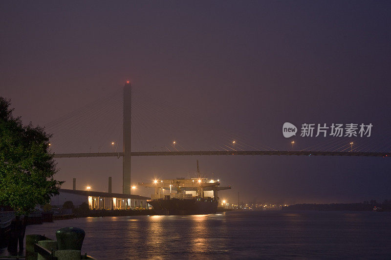 萨凡纳佐治亚州:货船和塔尔梅奇桥，夜晚