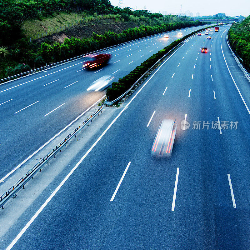 高速公路上超速的卡车