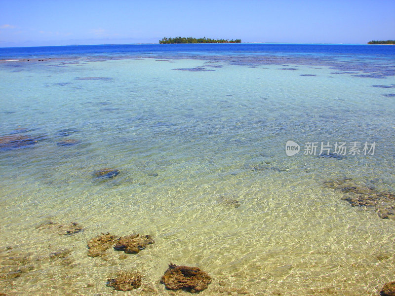 来自波利尼西亚和塔希提岛的蓝绿色海水的蓝泻湖摩图