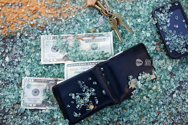 男士钱包内有美元、碎玻璃;停车场犯罪