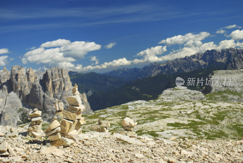 山和蓝天，白云石全景