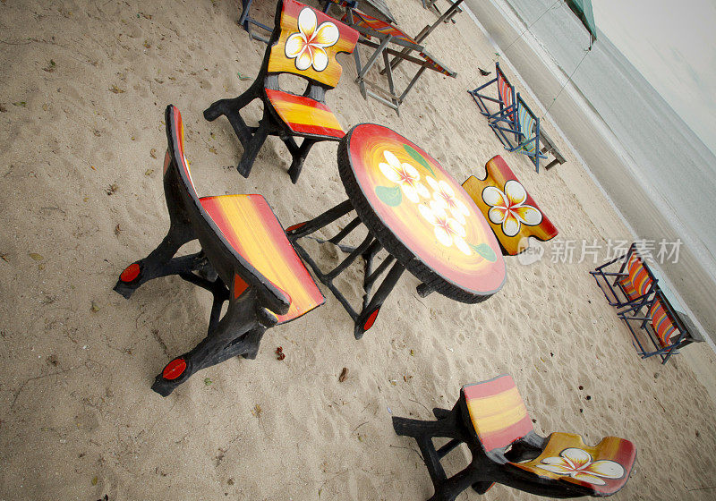 海滩上的泰国餐桌