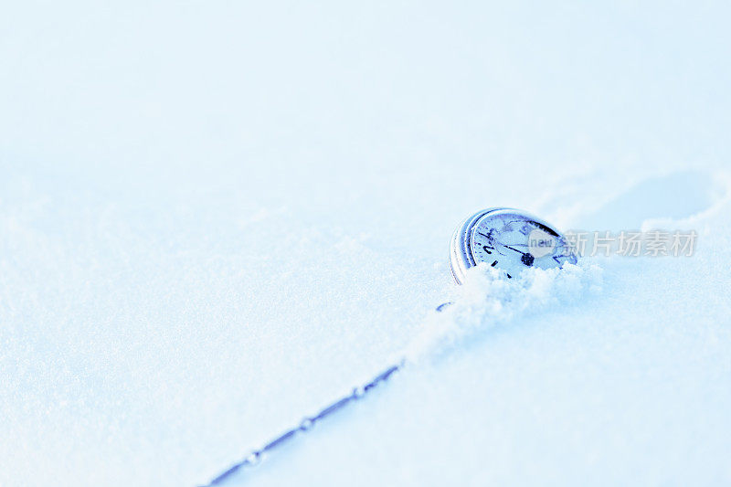 冬天的时间拖-古董怀表在雪