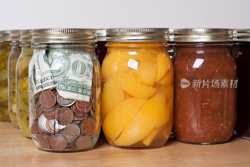 罐装产品和美元货币在家庭储存罐装罐