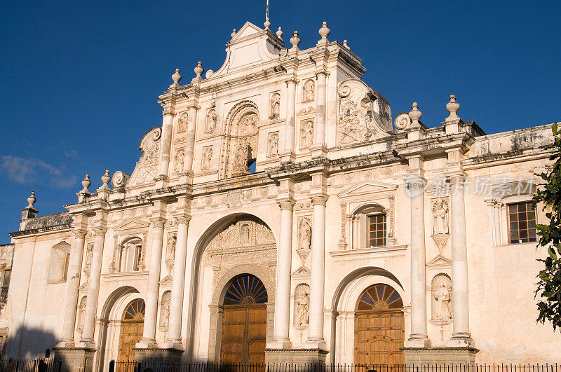 危地马拉安提瓜大教堂的日落