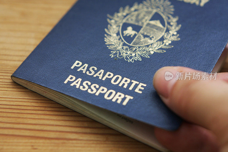 手里拿着南美护照