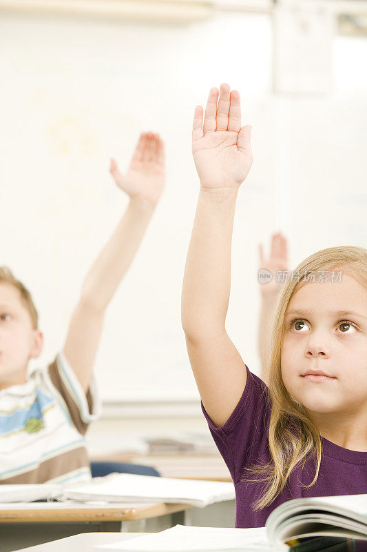 幼儿在课堂上举手