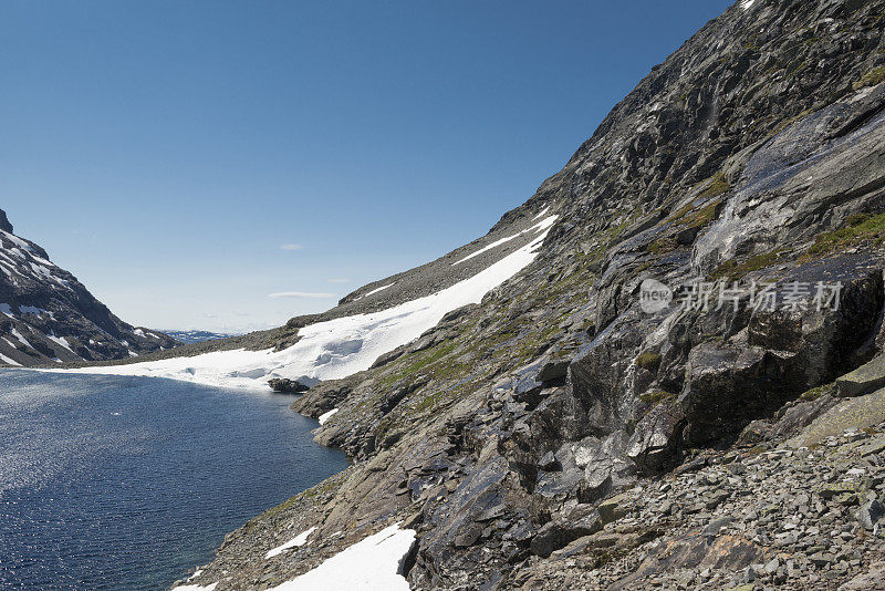 挪威夏季山区崎岖的徒步旅行地形