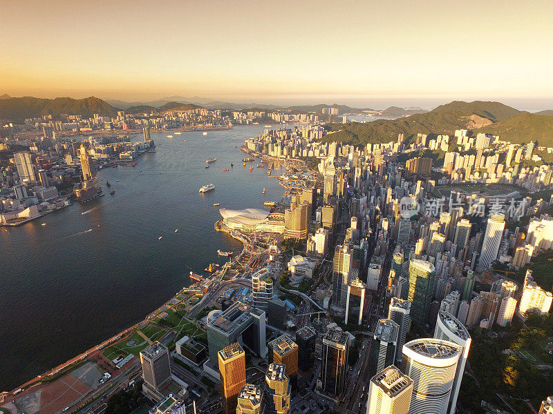 香港市区及维多利亚港鸟瞰图