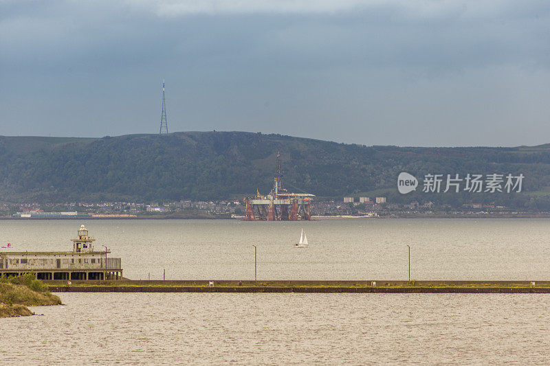 在英格兰苏格兰爱丁堡第四湾北部海滨海湾航行的纤维游艇