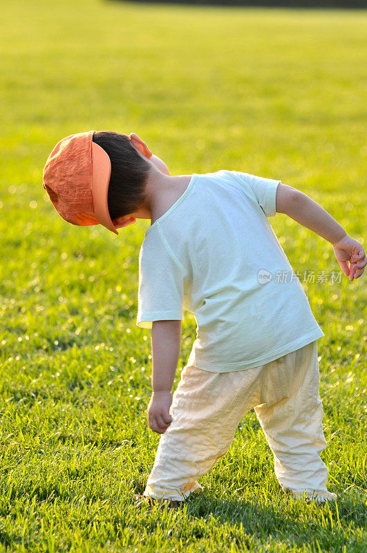 可爱的中国婴儿在草地上玩耍