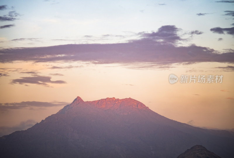 从秘鲁特鲁希略看一座山