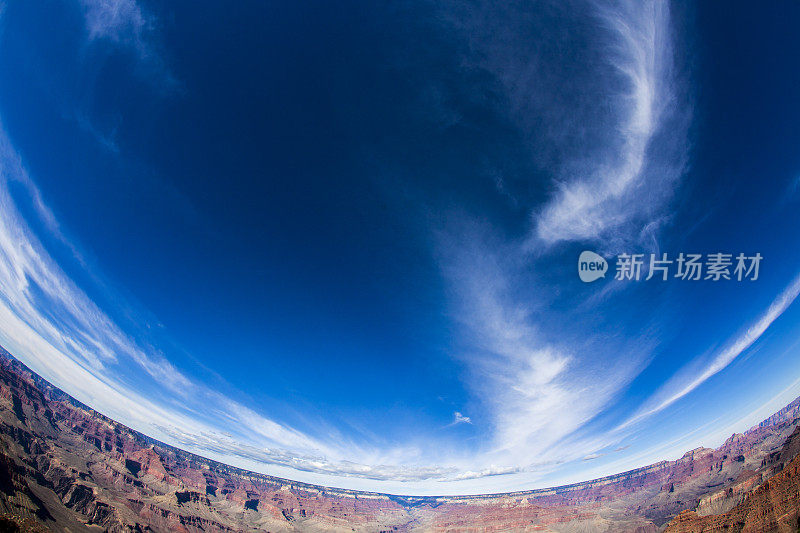 壮丽的大峡谷北缘在亚利桑那州，以蓝色的天空为背景。