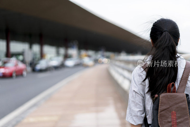 女孩正走向机场候机楼