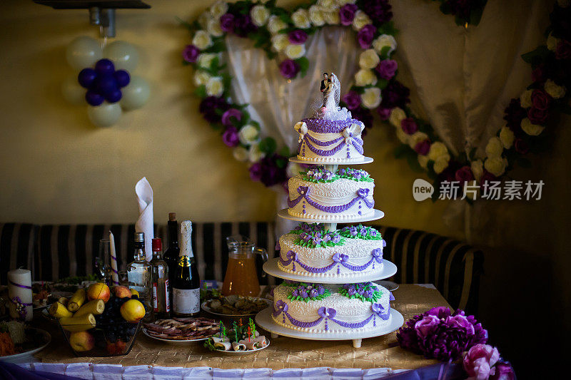 婚礼蛋糕，婚礼装饰桌，婚礼仪式，水果，葡萄，香蕉，苹果，饮料，三明治
