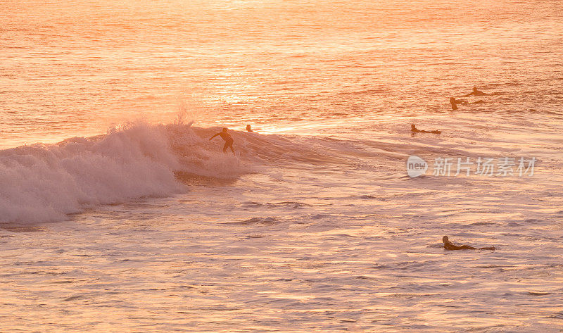 日落时分的加利福尼亚冲浪者
