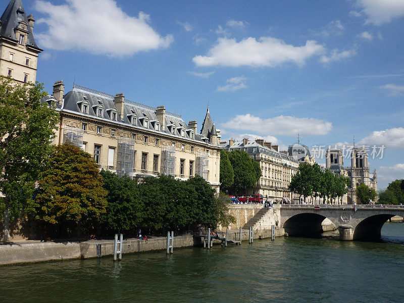 巴黎圣母院、塞纳河和圣米歇尔桥
