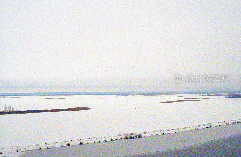 结冰的河流上的冬季景观。拍摄电影