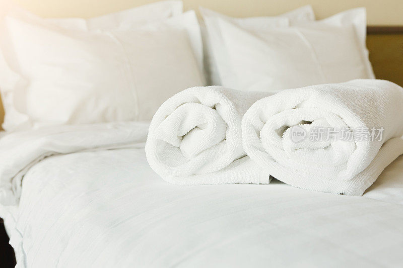 酒店卧室床上的白色毛巾特写
