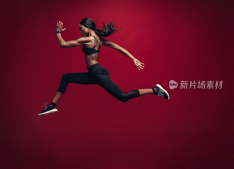 女运动员跑步和跳高