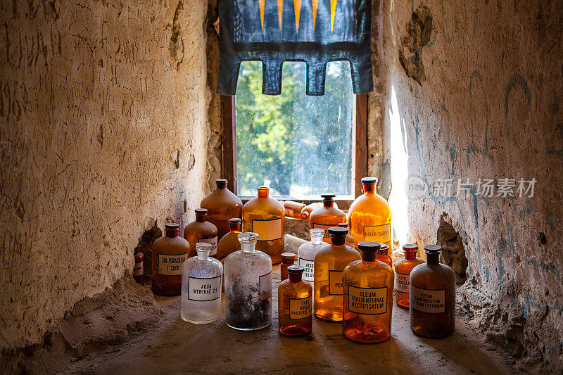 有拉丁名字的旧药瓶。城堡里中世纪医生的房间。
