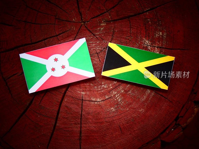 布隆迪国旗和牙买加国旗在一个树桩孤立