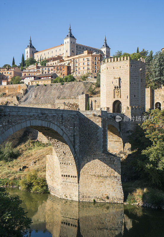 托莱多，西班牙城市景观与阿尔坎塔拉桥横跨塔霍斯河