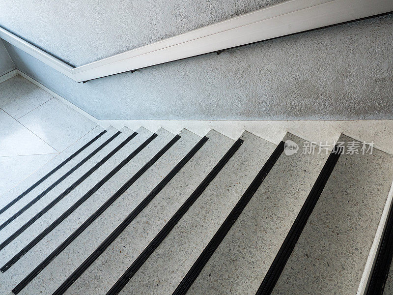 白色大理石图案楼梯与金属扶手。