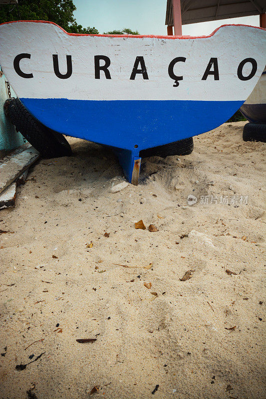 一艘渔船停在库拉索岛的海滩上
