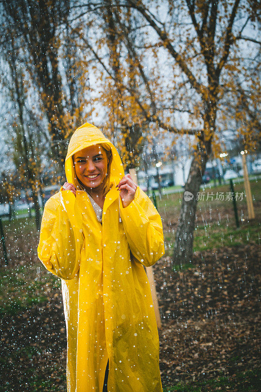 没有伞的女人在下雨