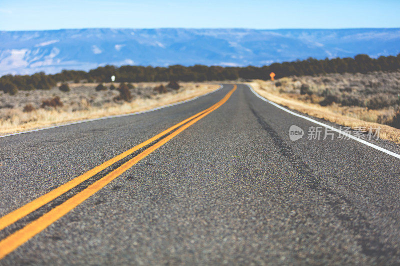 高沙漠铺设道路与遥远的紧弯道