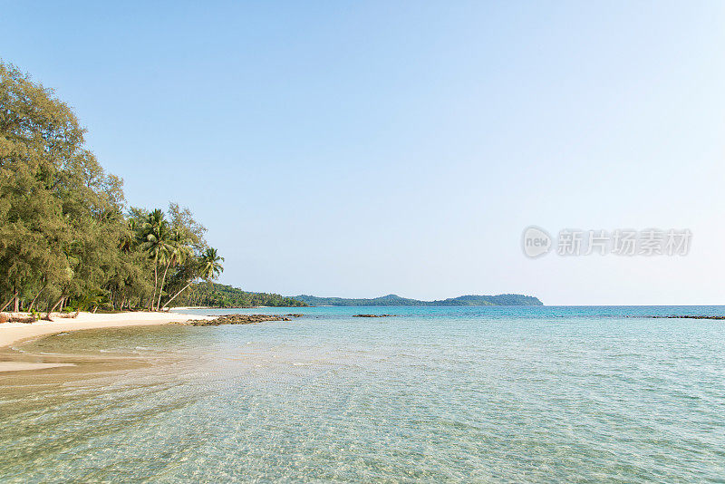 清澈的海水在一个田园诗般的热带海滩海岸线，泰国。