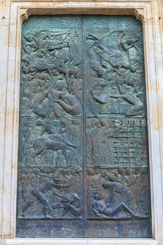奥维多，14世纪大教堂的青铜雕刻门(翁布里亚，意大利)