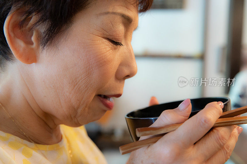 日本老年妇女吃饭