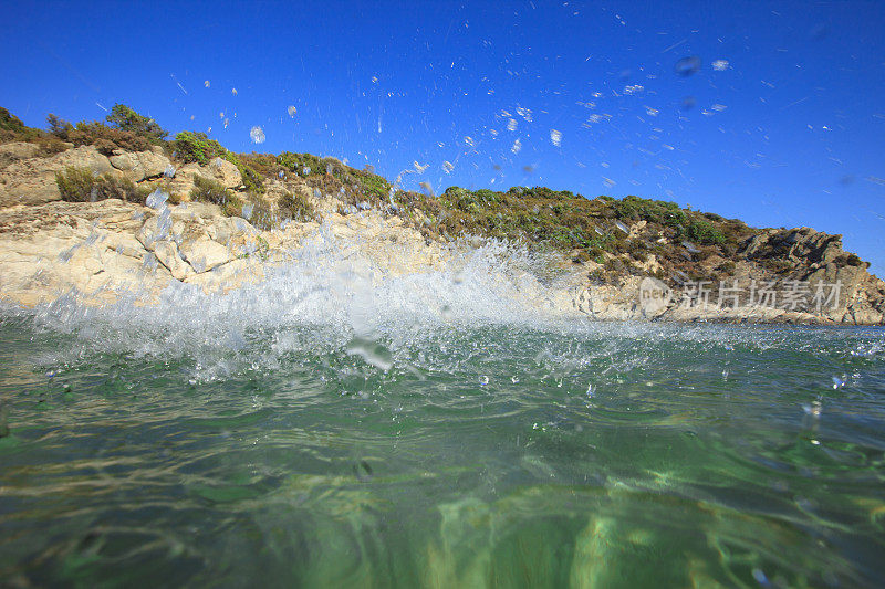 飞溅的水清澈的海地中海海滩夏天的飞溅海珠水下的海背景水上水下分裂拍摄美丽的泻湖