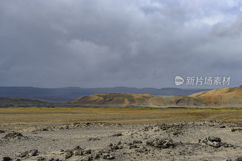 冰岛荒凉的火山灰景观