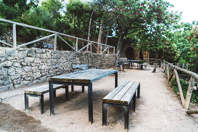 野餐桌上