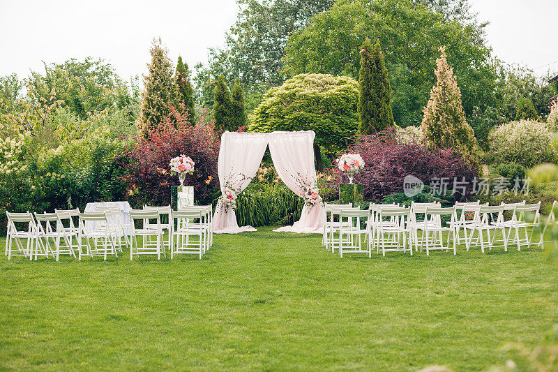 婚礼用的拱门和椅子