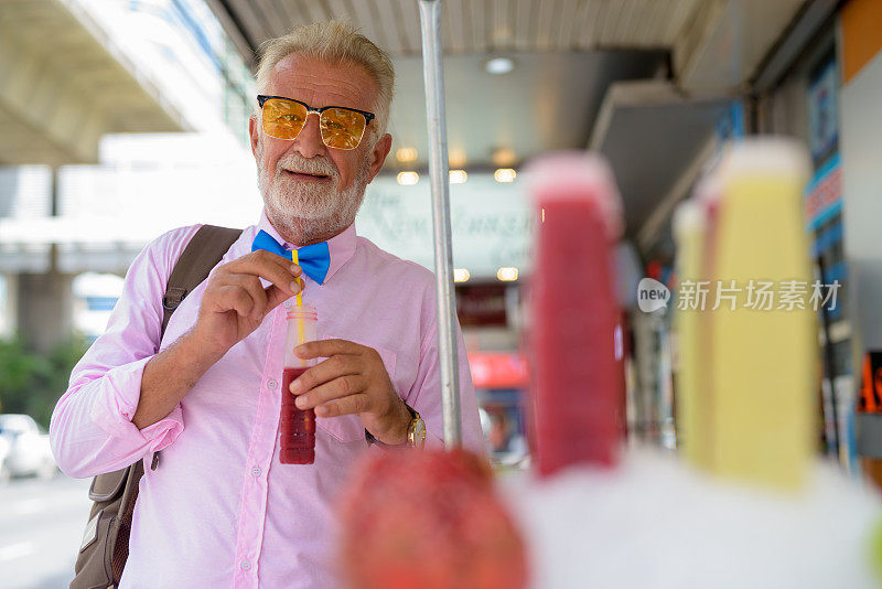 画像的高级英俊男子穿着时尚的衣服，而购物在曼谷泰国