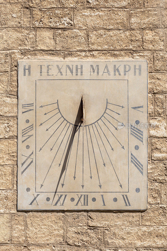 古老的日晷在一个石头的正面