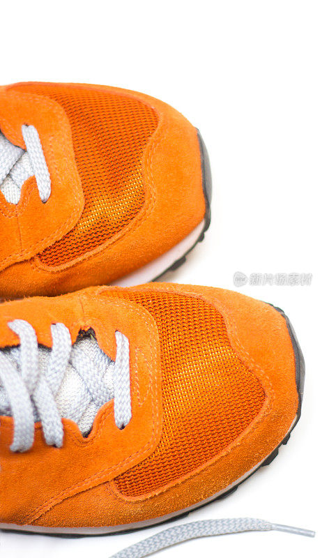 橙色运动鞋;白色背景