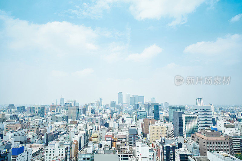 日本名古屋电视塔上的螺旋塔和米德兰广场鸟瞰现代城市全景