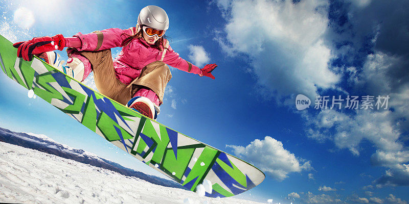 运动背景。滑雪板跳跃的空气与深蓝色的天空背景。