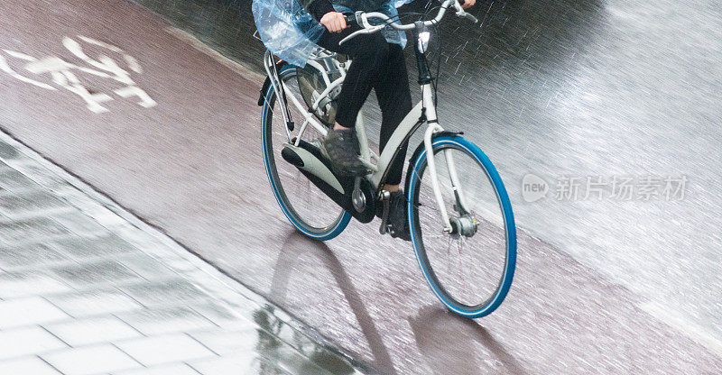 在雨中骑行在自行车道上