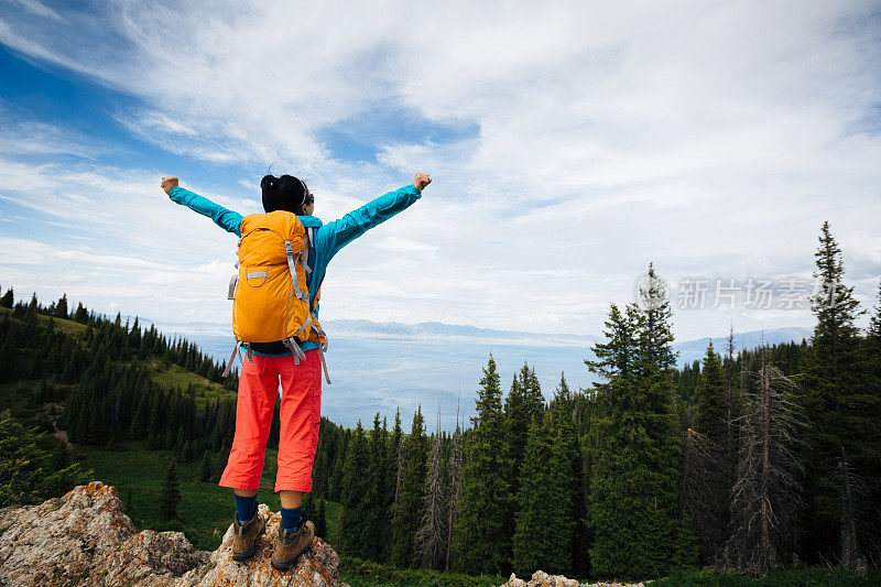 成功的女背包客喜欢山顶的风景