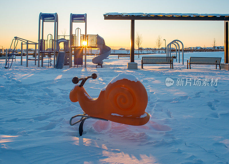 加拿大安大略省日落时白雪覆盖的操场