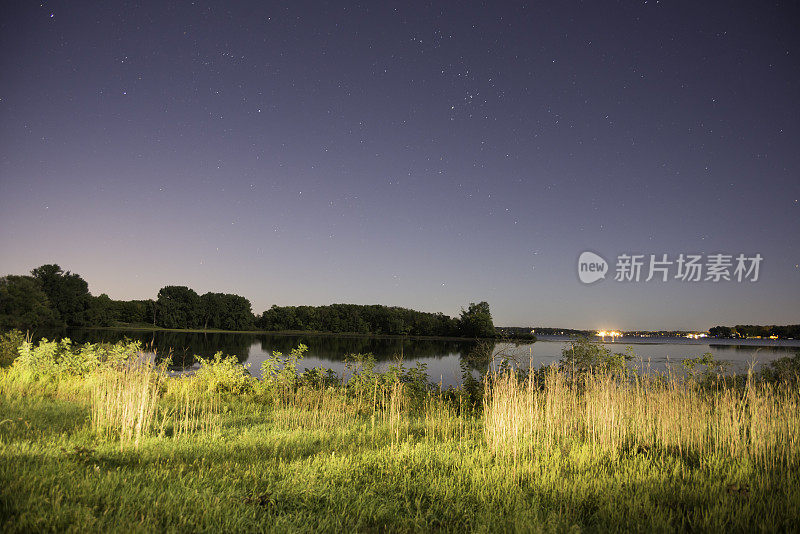 爱荷华州夜晚的Okoboji湖