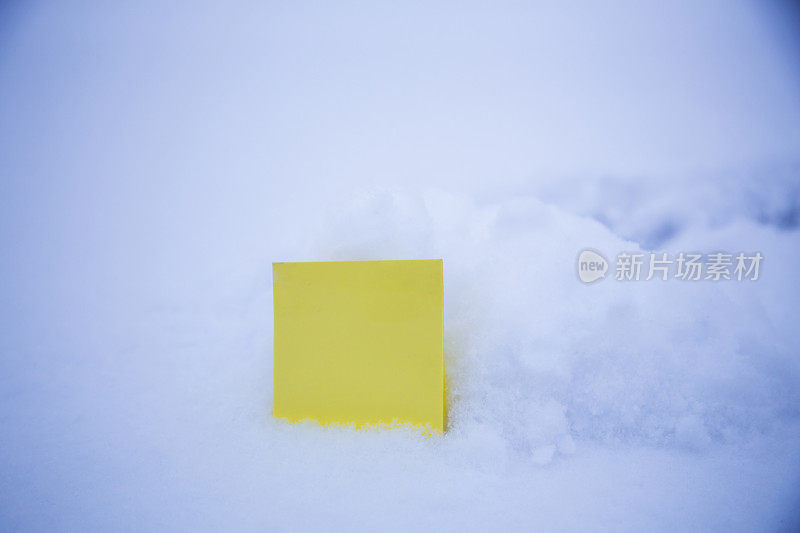 白雪背景上的空白纸